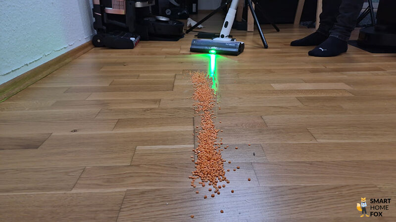 Der Tineco Pure One A50s Plus saugt Linsen vom Parkett